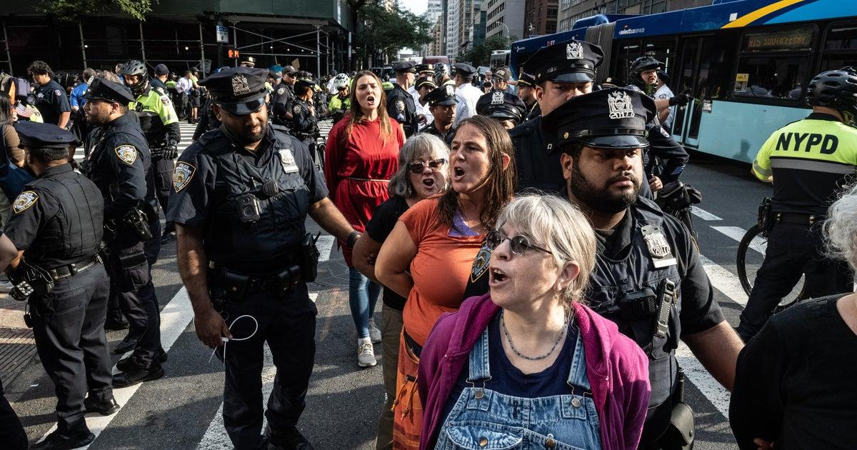 Casi dos docenas de detenidos durante protesta contra Trump cerca de la ONU en Nueva York