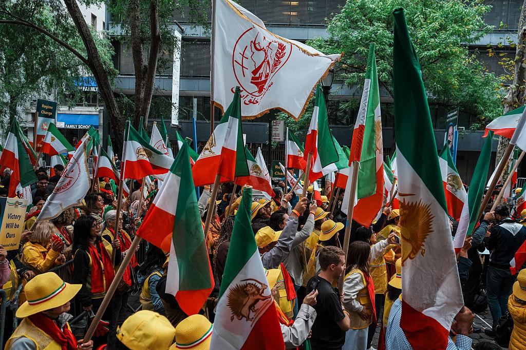Cientos de iraní-estadounidenses protestan frente a la ONU y exigen presión internacional contra Teherán
