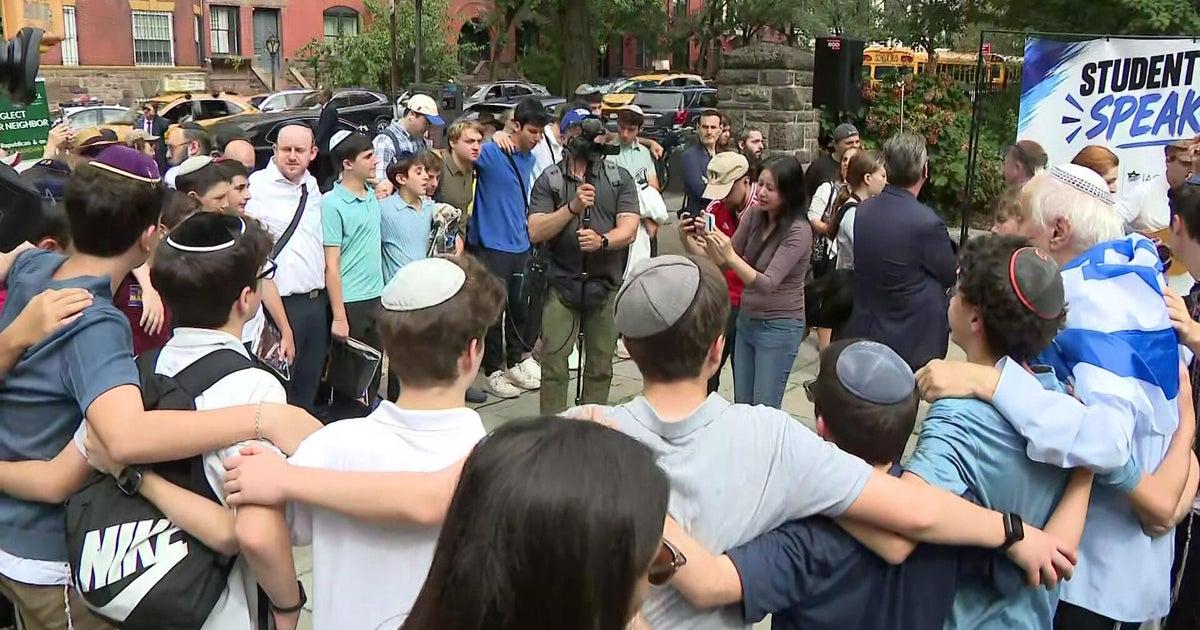 Cientos de estudiantes judíos protestan frente a Gracie Mansion por preocupaciones sobre antisemitismo en Nueva York